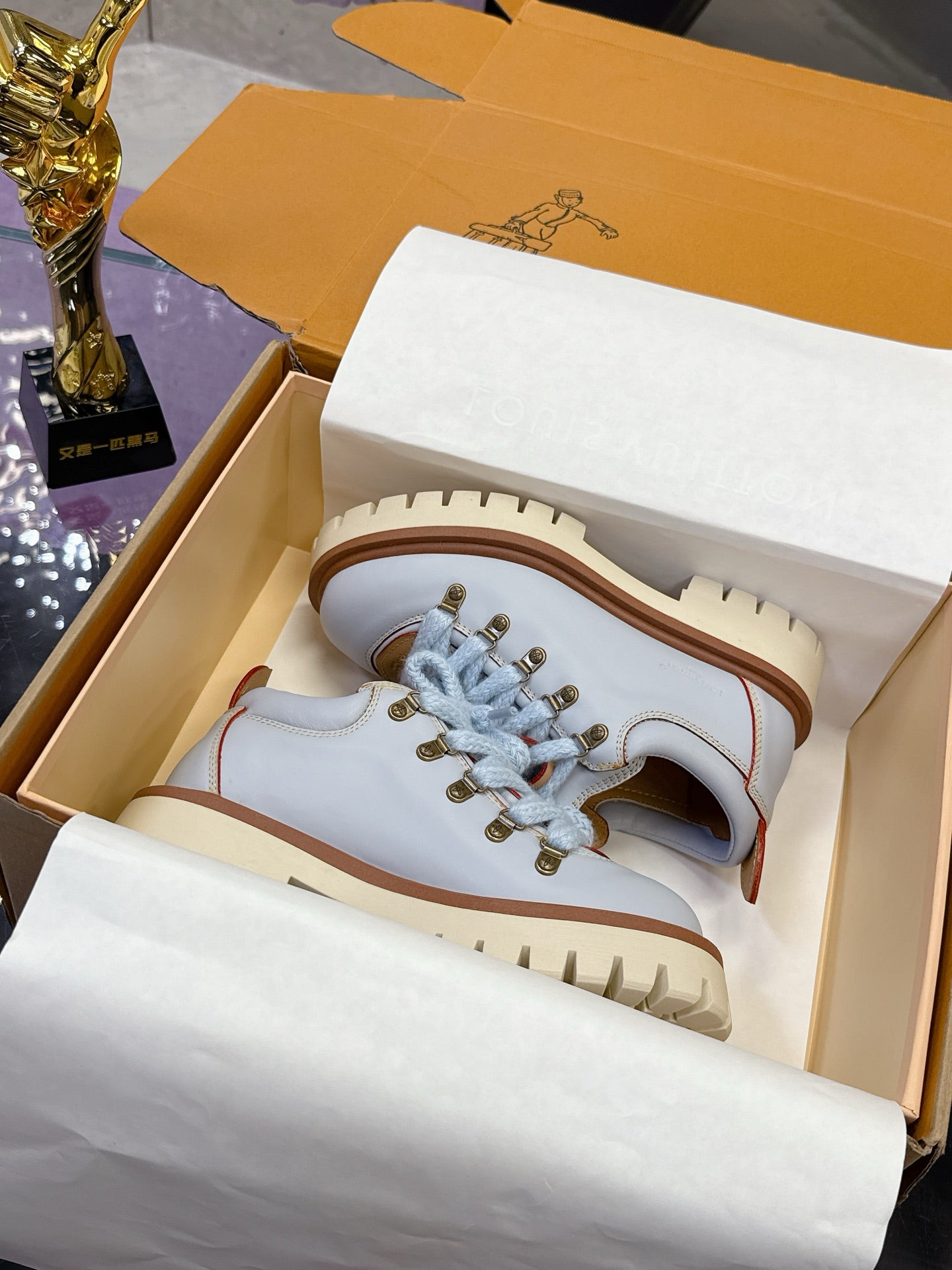 LV 26ss Sneaker Baby Blue Brown Sheepskin 672129