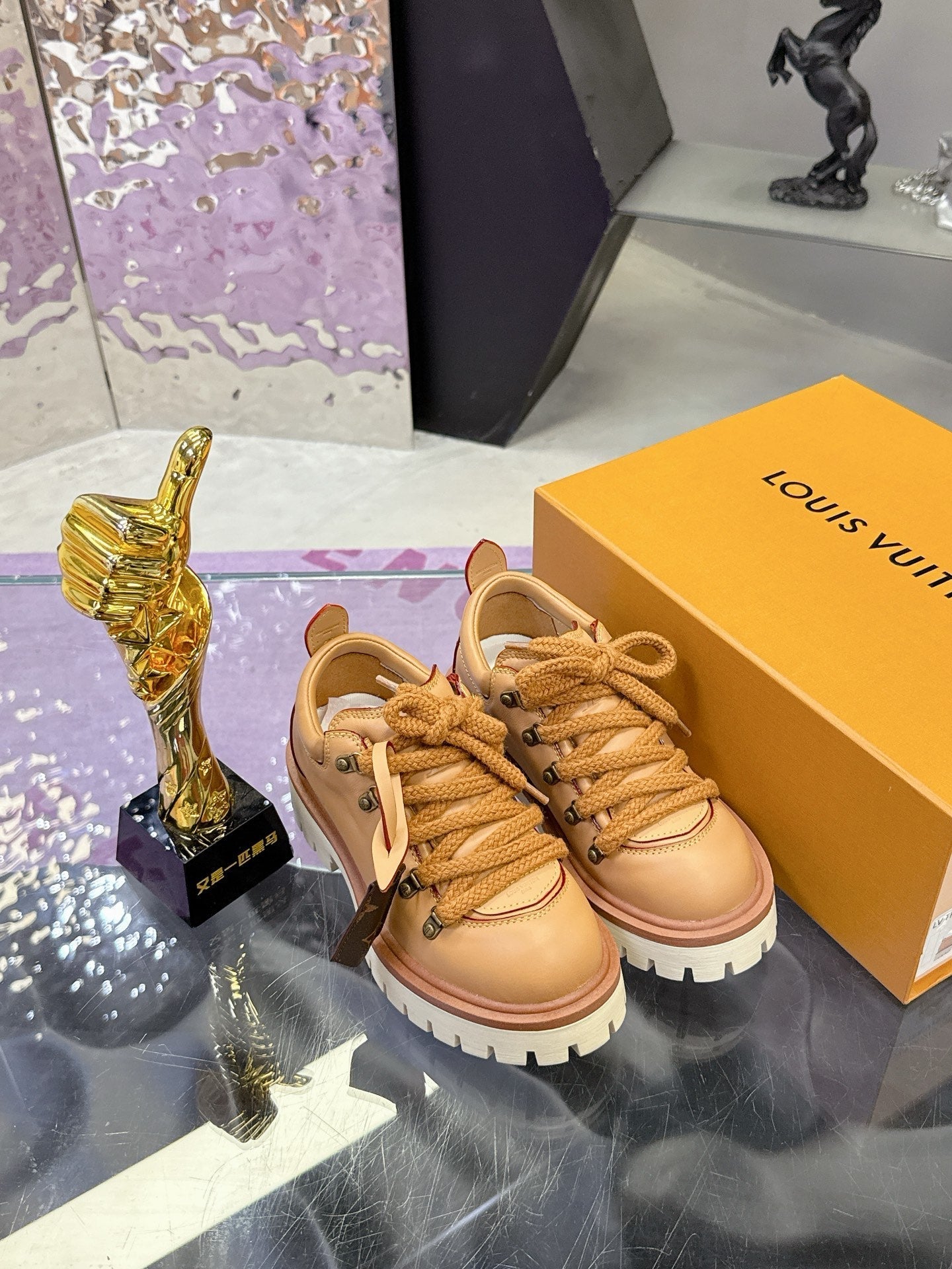LV 26ss Sneaker Tan Brown Sheepskin 672130