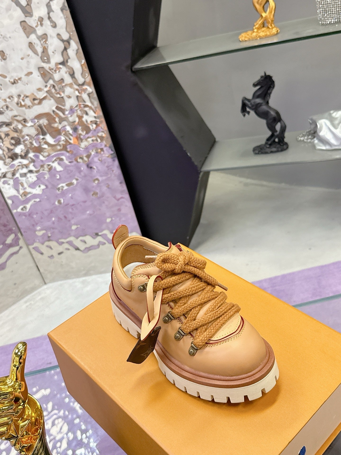 LV 26ss Sneaker Tan Brown Sheepskin 672130