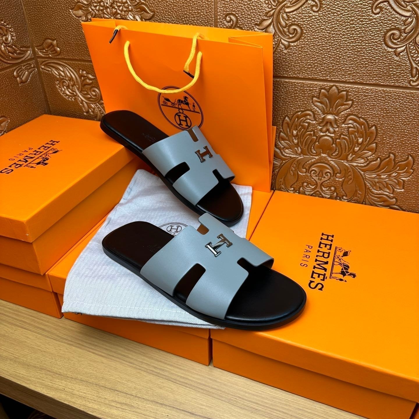 HM IZMIR H-BUCKLE SANDAL STONE CALFSKIN