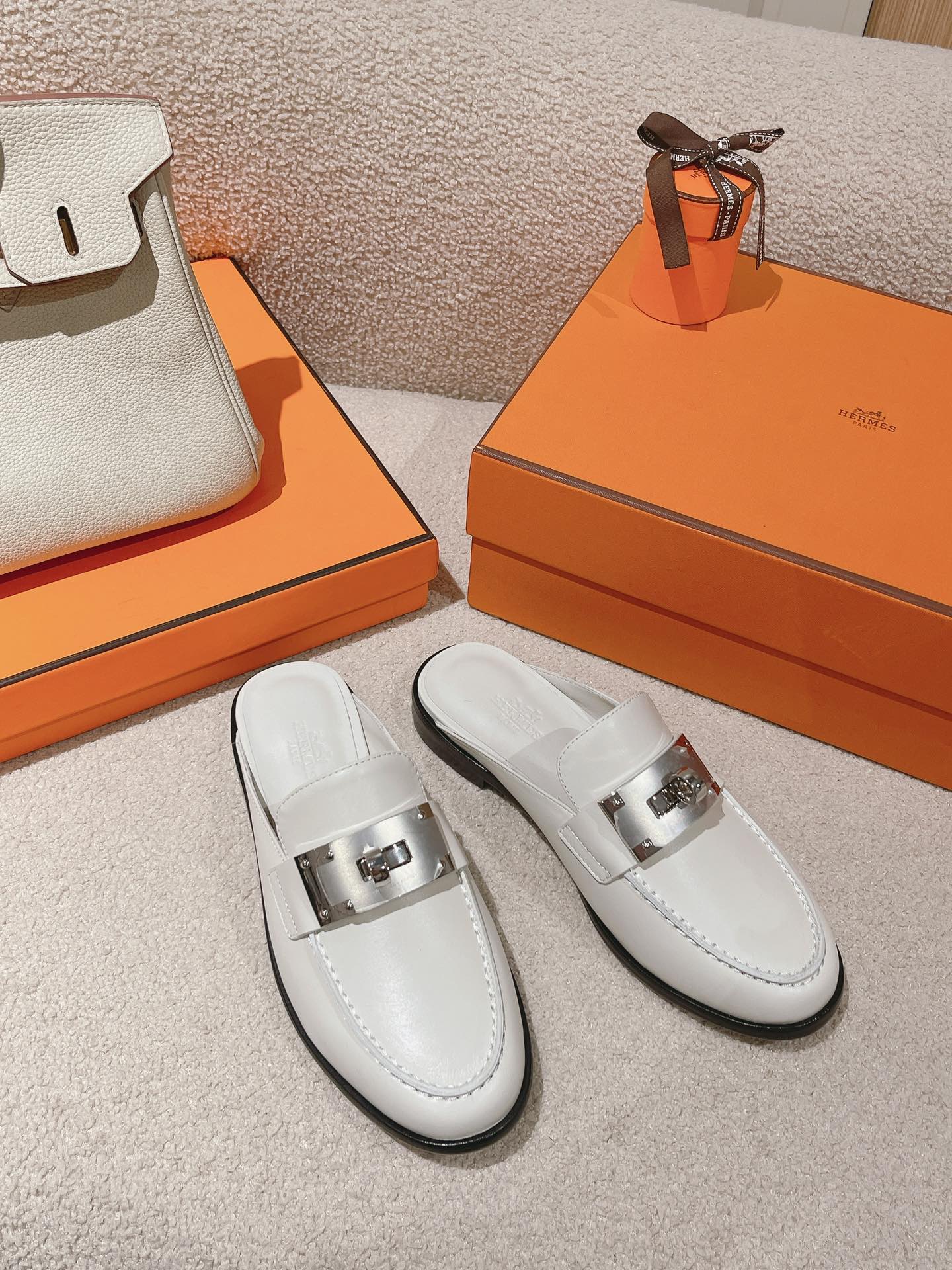IOTA MULE BLANC DE PARIS CALFSKIN