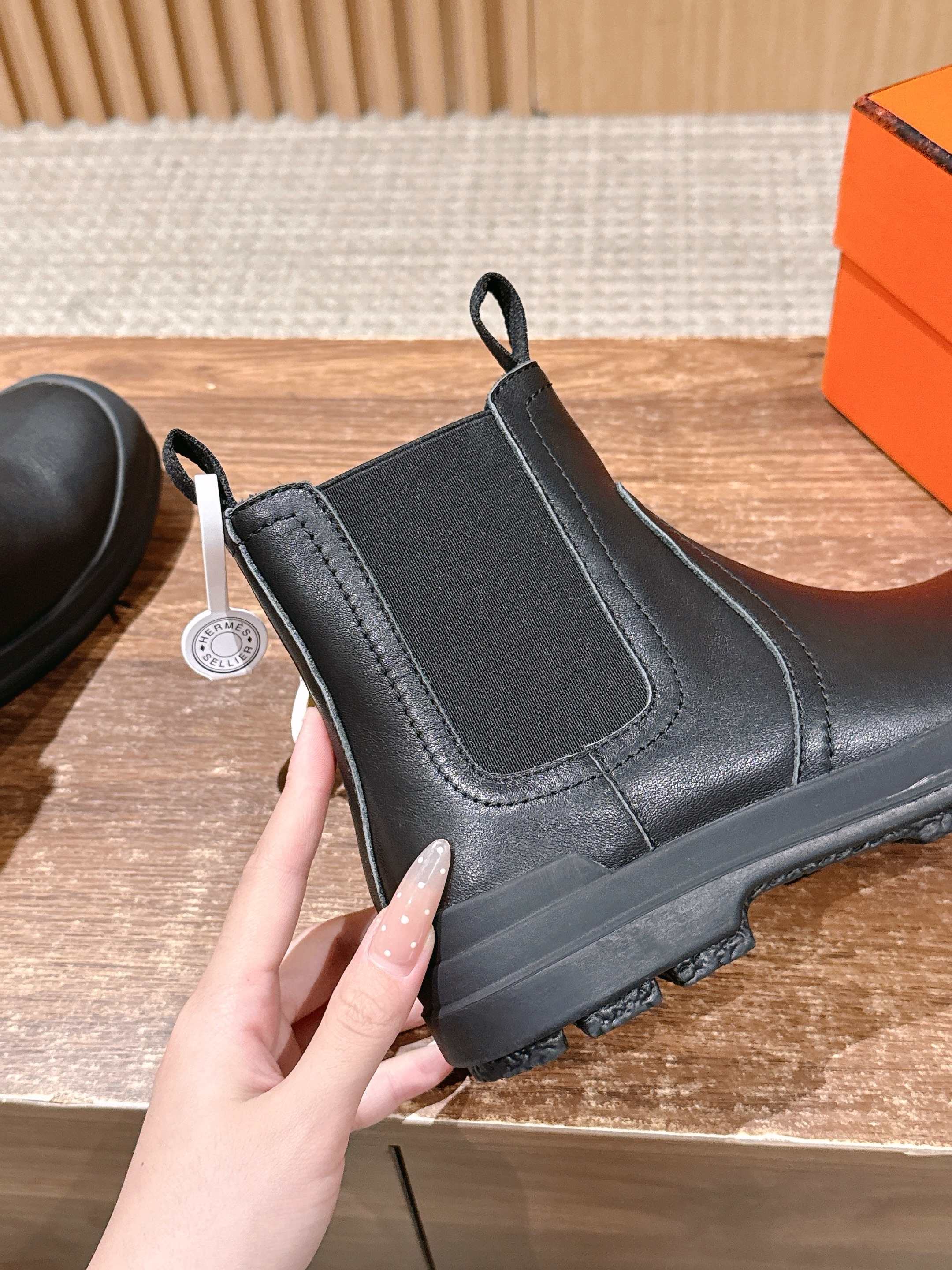 HM 25  Chelsea Ankle Boots Black Sheepskin 512548