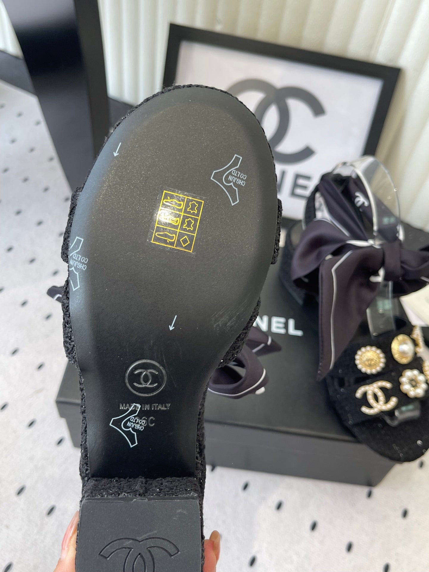CC 26s Sandals 55 Black Tweed Mixed Gold Charm 650081