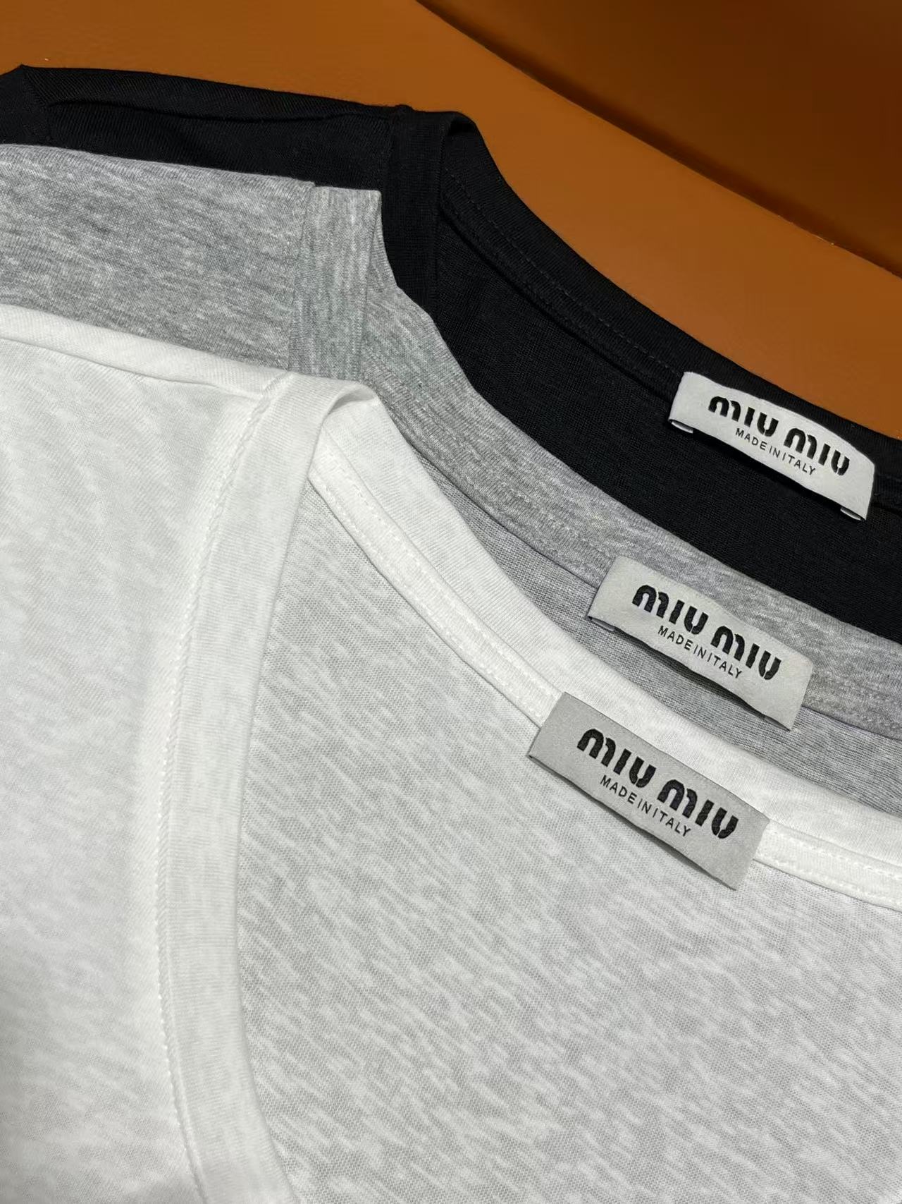 Miumiu 2026 V-neck short-sleeved T-shirt Cotton