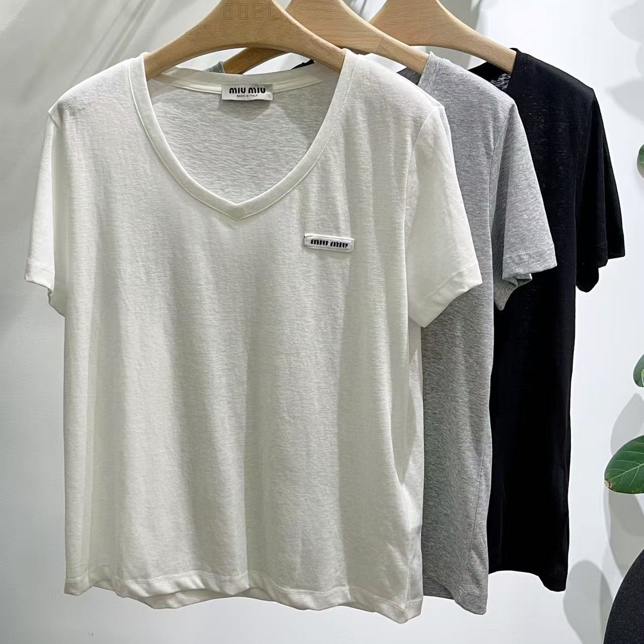 Miumiu 2026 V-neck short-sleeved T-shirt Cotton