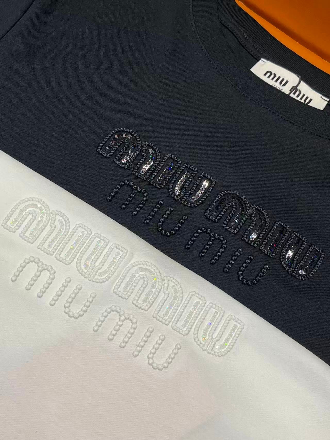 Miumiu 2026 Short-sleeved T-shirt With 3D Embroidered Logo White Black Cotton