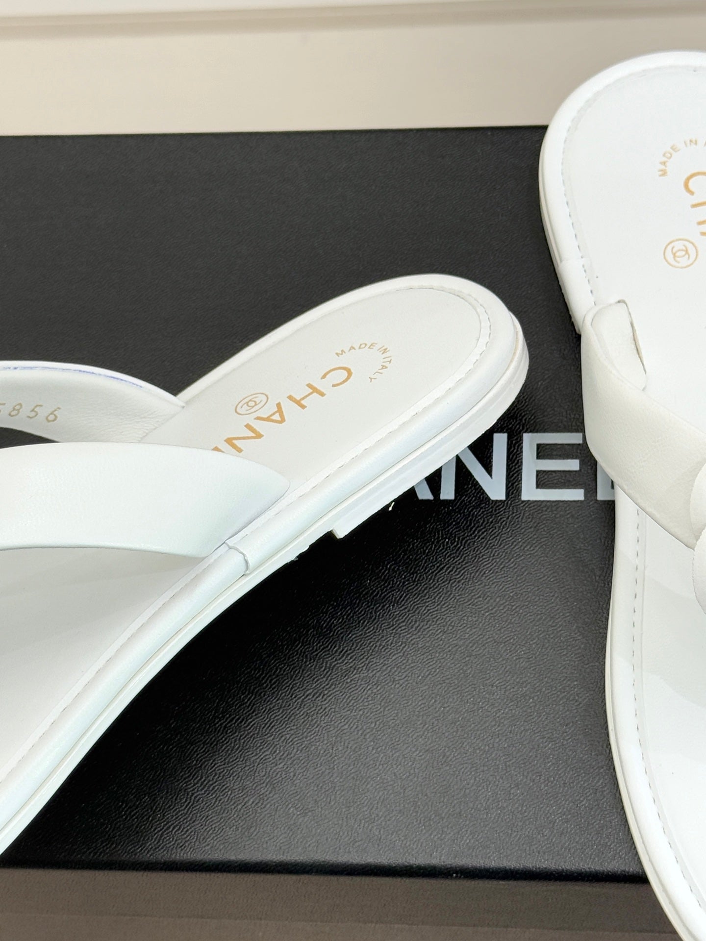 CC 26 Camellia Thong Sandal White Sheepskin 610002