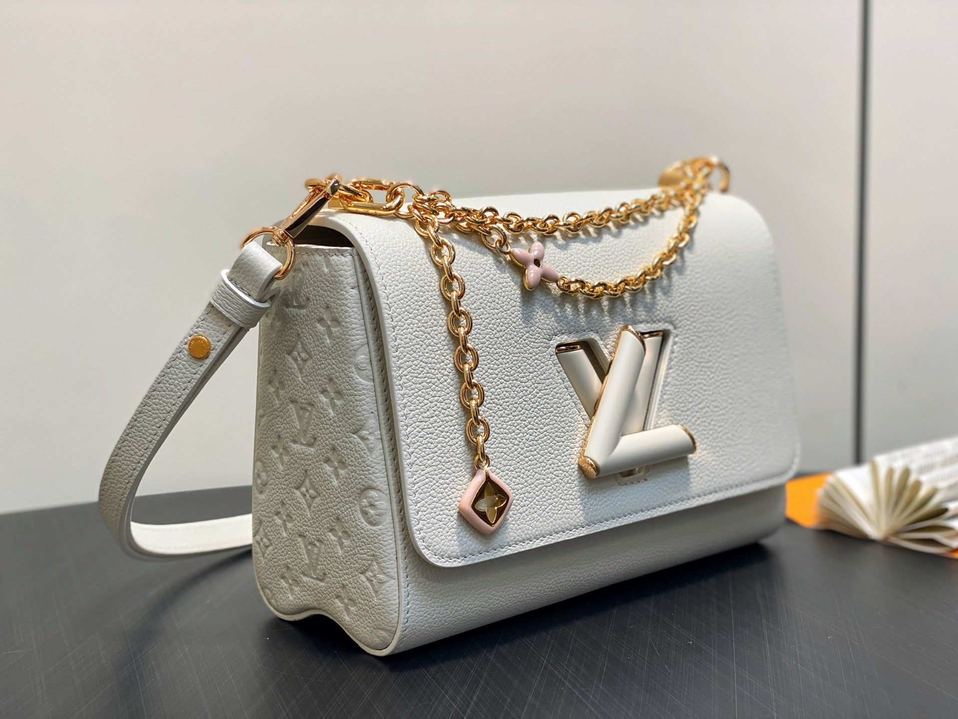 Twist MM Slim 23cm Cream Calfskin