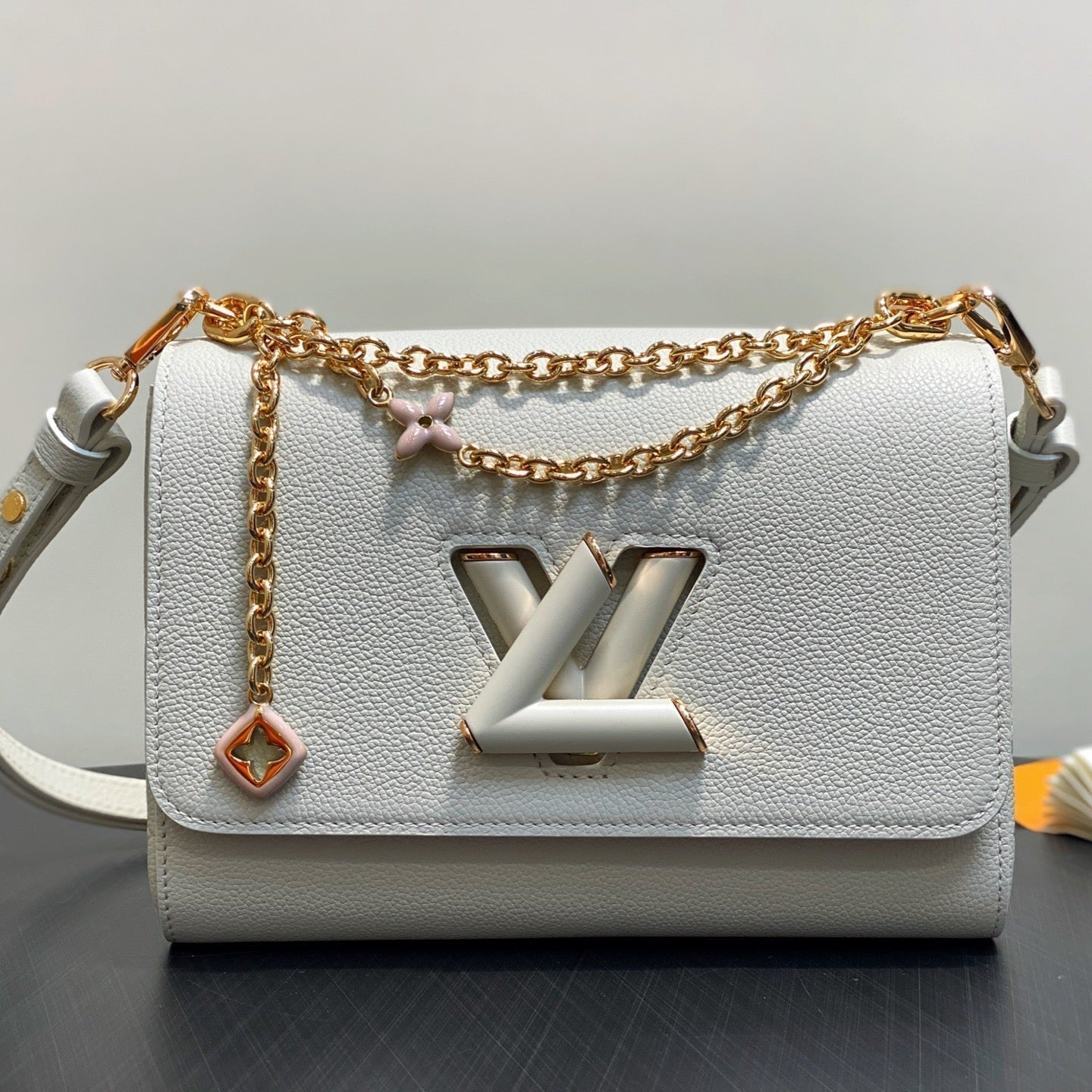 Twist MM Slim 23cm Cream Calfskin