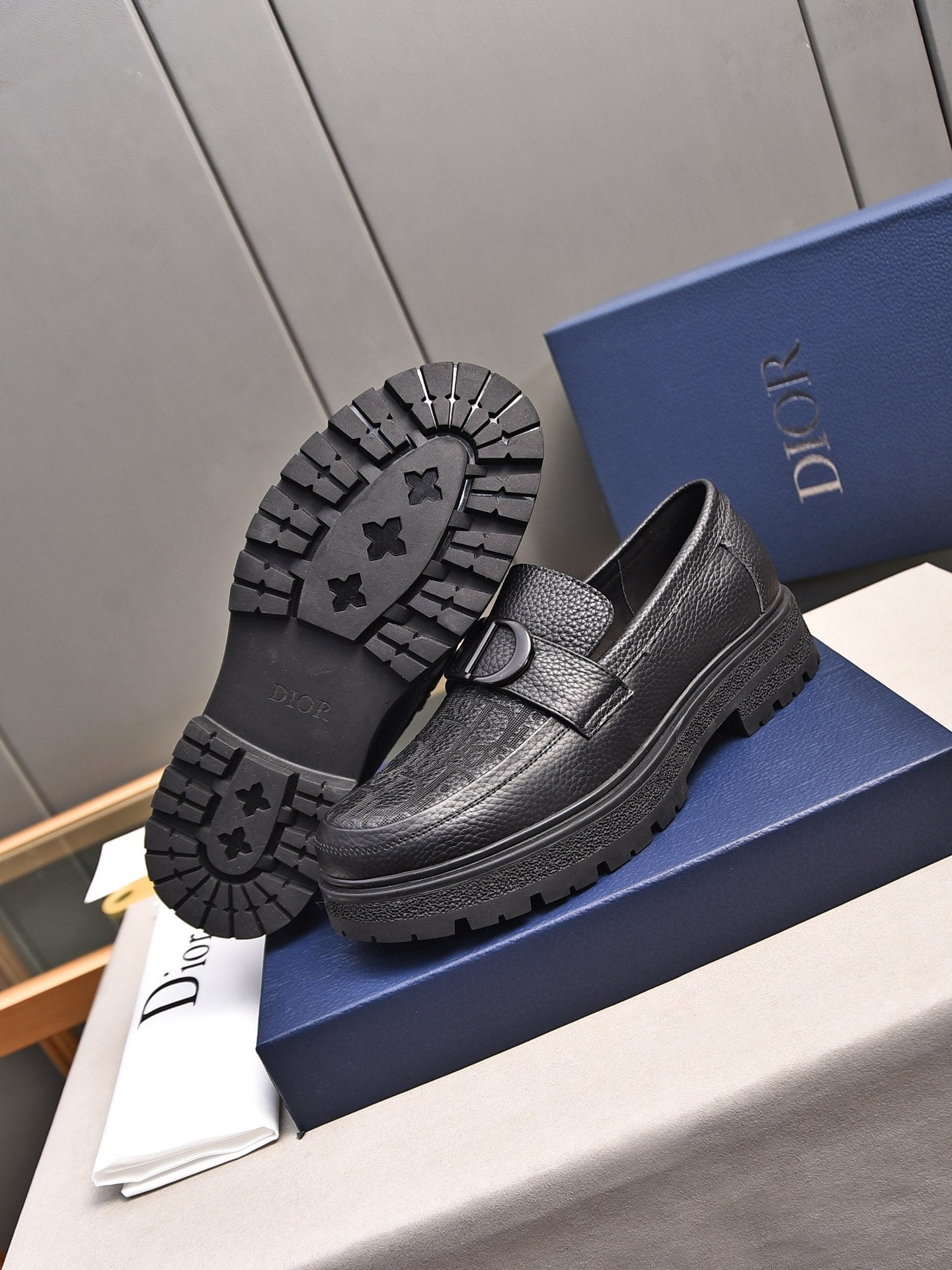 CD SYMBOL EXPLORER LOAFER BLACK GRAINED CALFSKIN