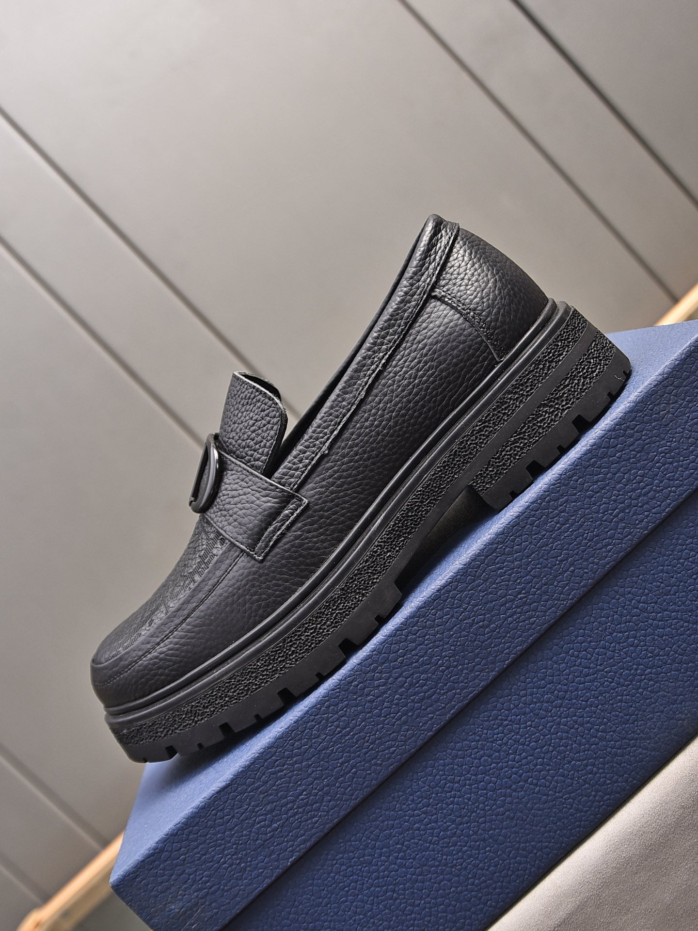 CD SYMBOL EXPLORER LOAFER BLACK GRAINED CALFSKIN