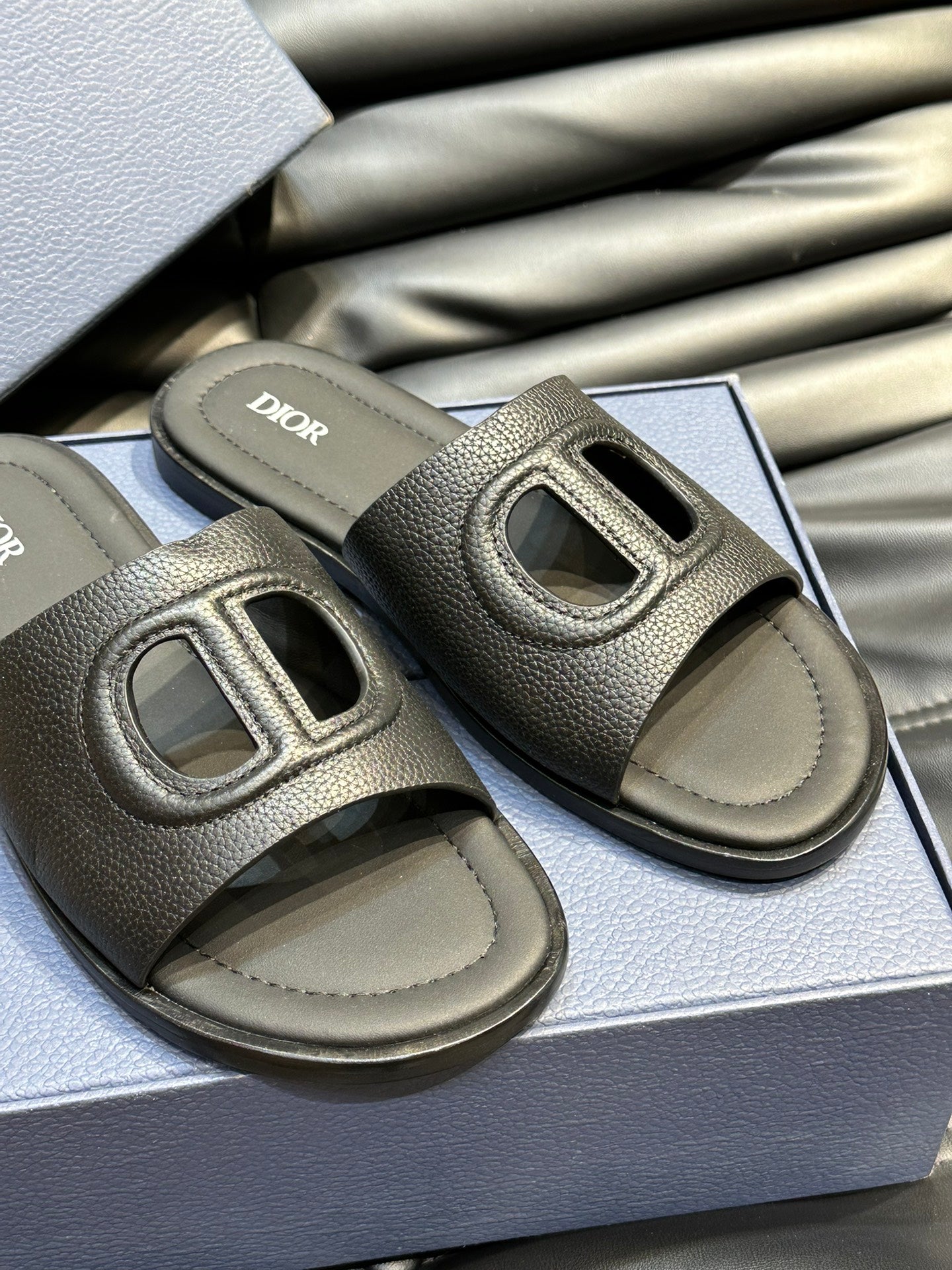 CD D-CLUB SLIDE SLIPPER BLACK GRAINED CALFSKIN