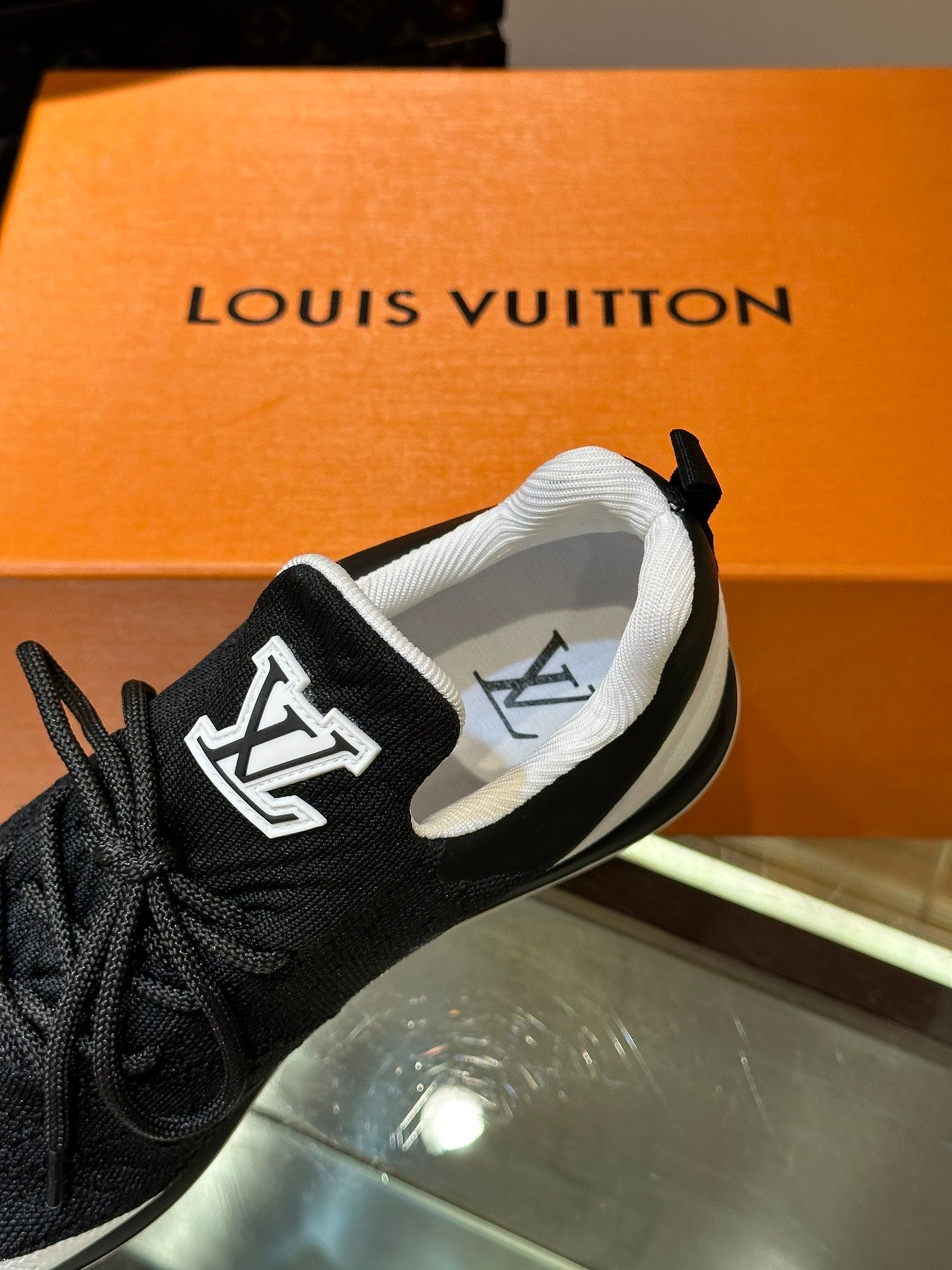 LV SNEAKERS IN WHITE MIX BLACK CALFSKIN AND FABRIC BREATHABLE