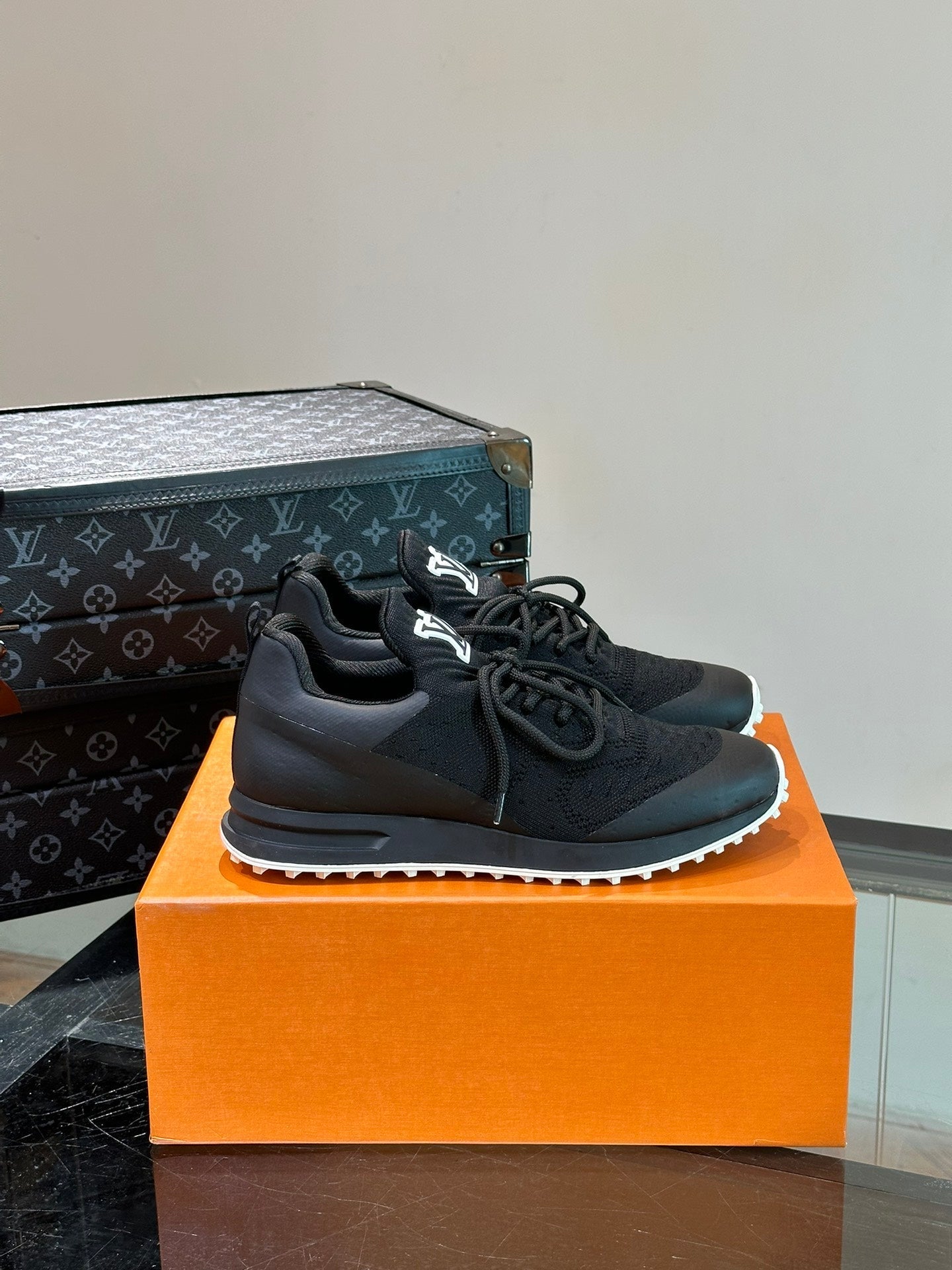 LV SNEAKERS IN BLACK CALFSKIN AND FABRIC BREATHABLE