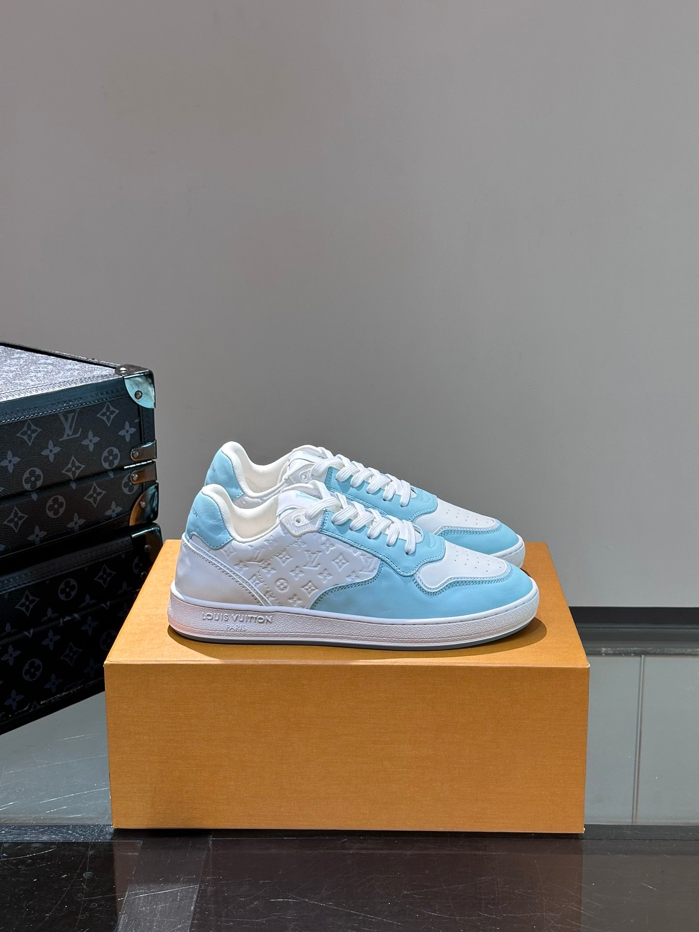 LV SNEAKER WHITE MIX BABY BLUE EMBOSSED CALFSKIN