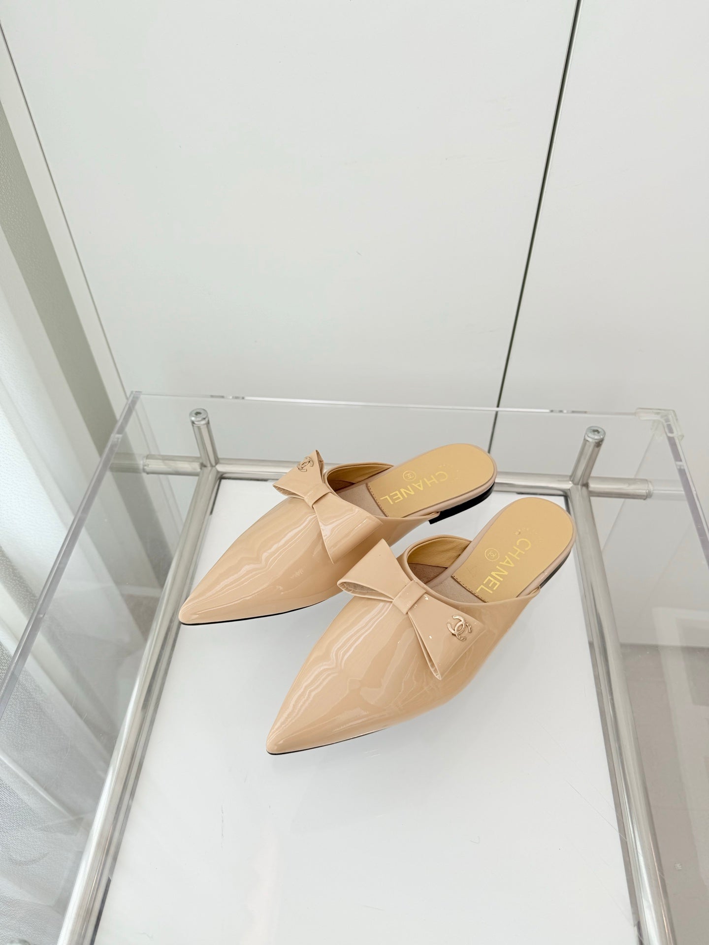 Chanel 2026 New Flat Mules Patent Leather Sheepskin 823436