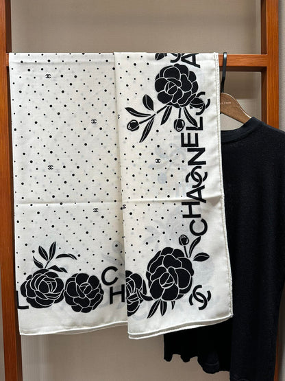 CC Square Scarf 140 CM In White Mix Black Silk 396374
