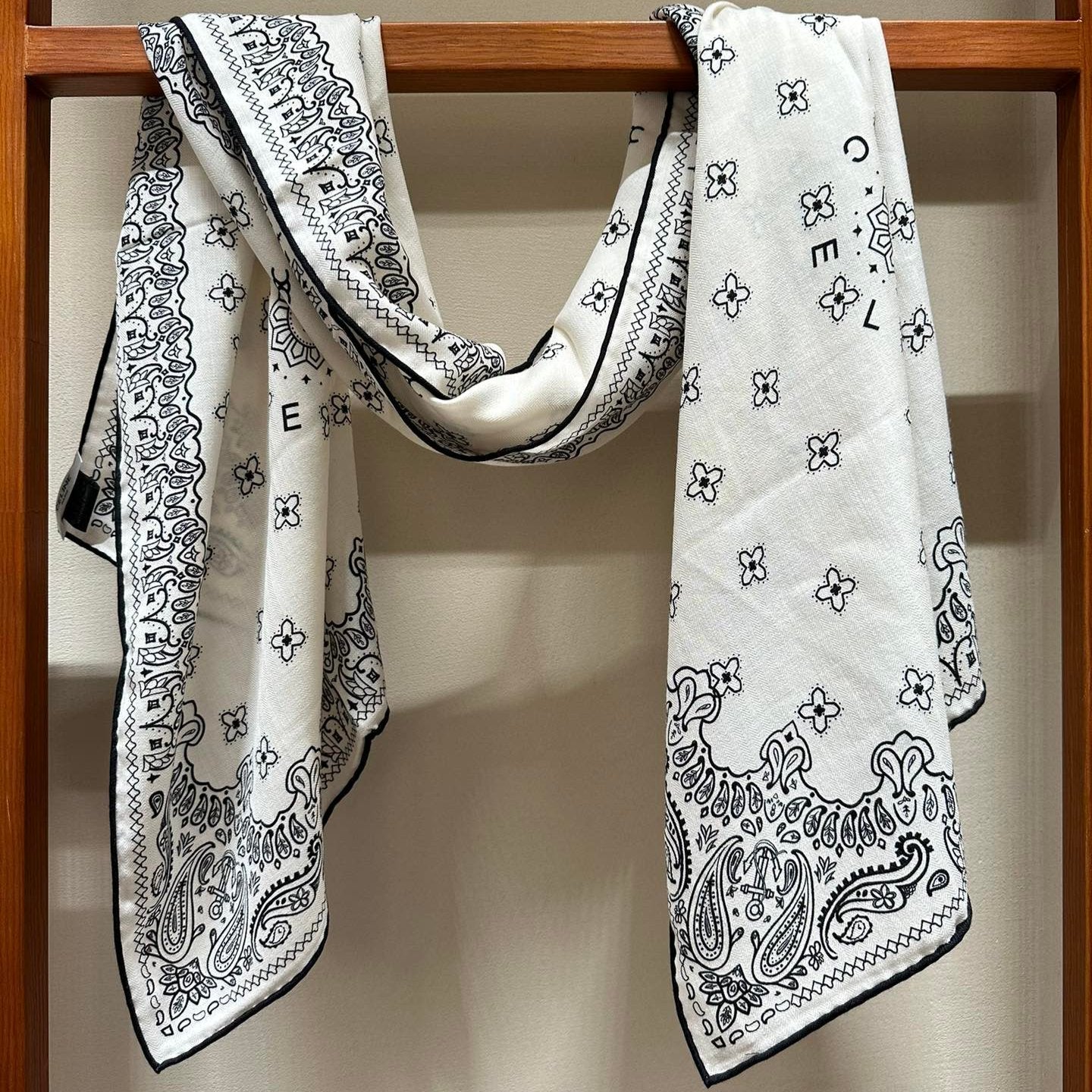 CC Scarf 185 CM In White Black Printed Pattern Cashmere Silk 371904