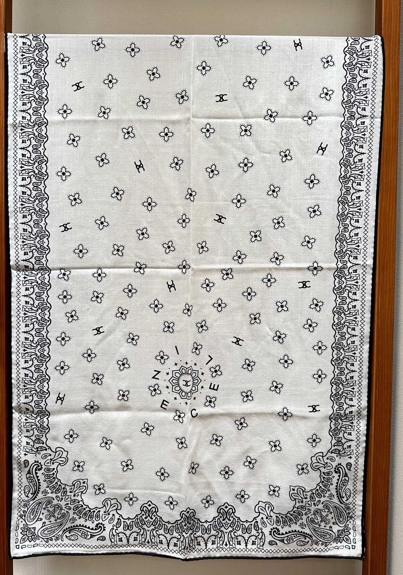 CC Scarf 185 CM In White Black Printed Pattern Cashmere Silk 371904