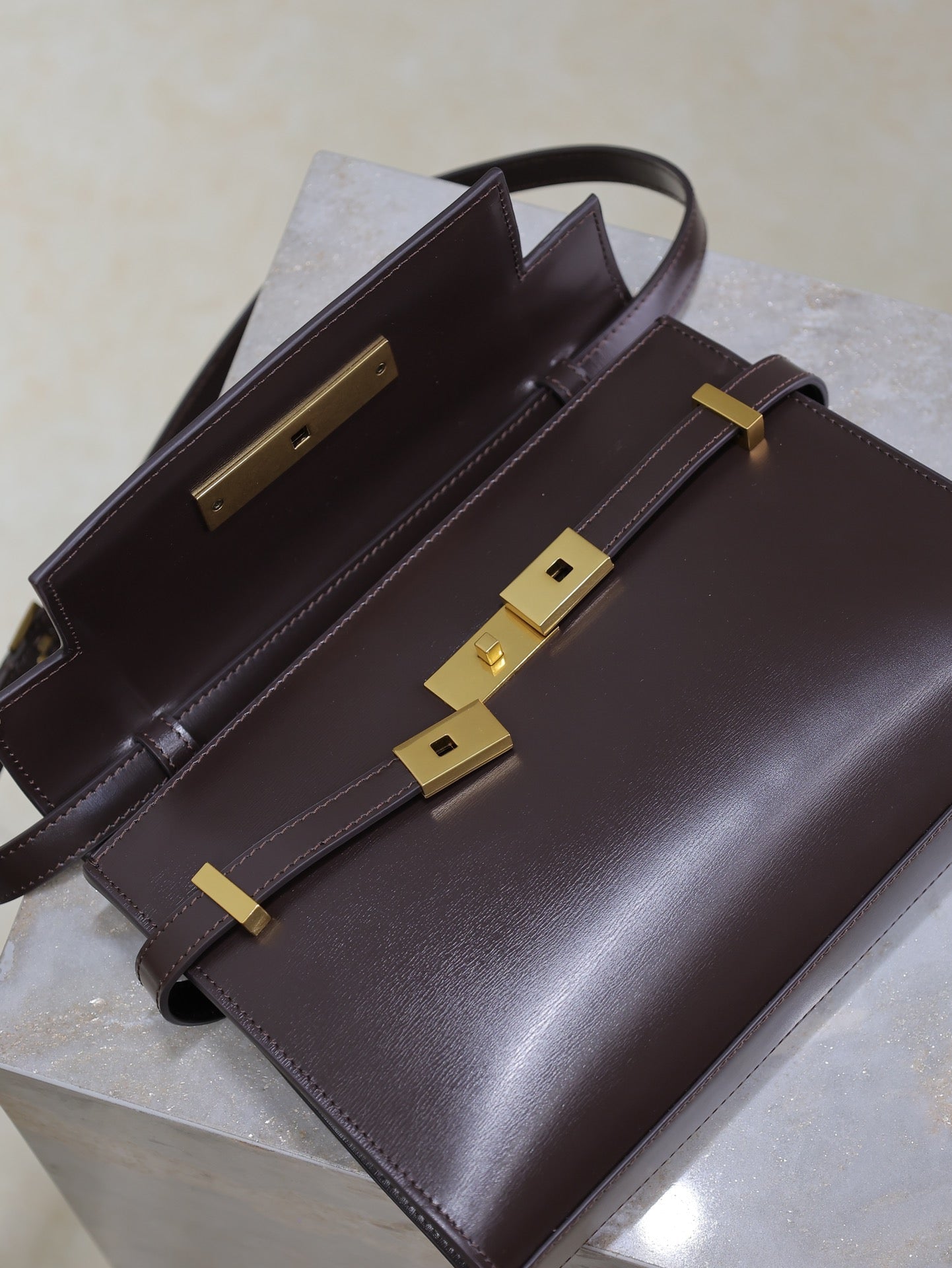 MANHATTAN IN BOX SMALL 24 IN DARK BURGUNDY CALFSKIN GOLD HARDWARE