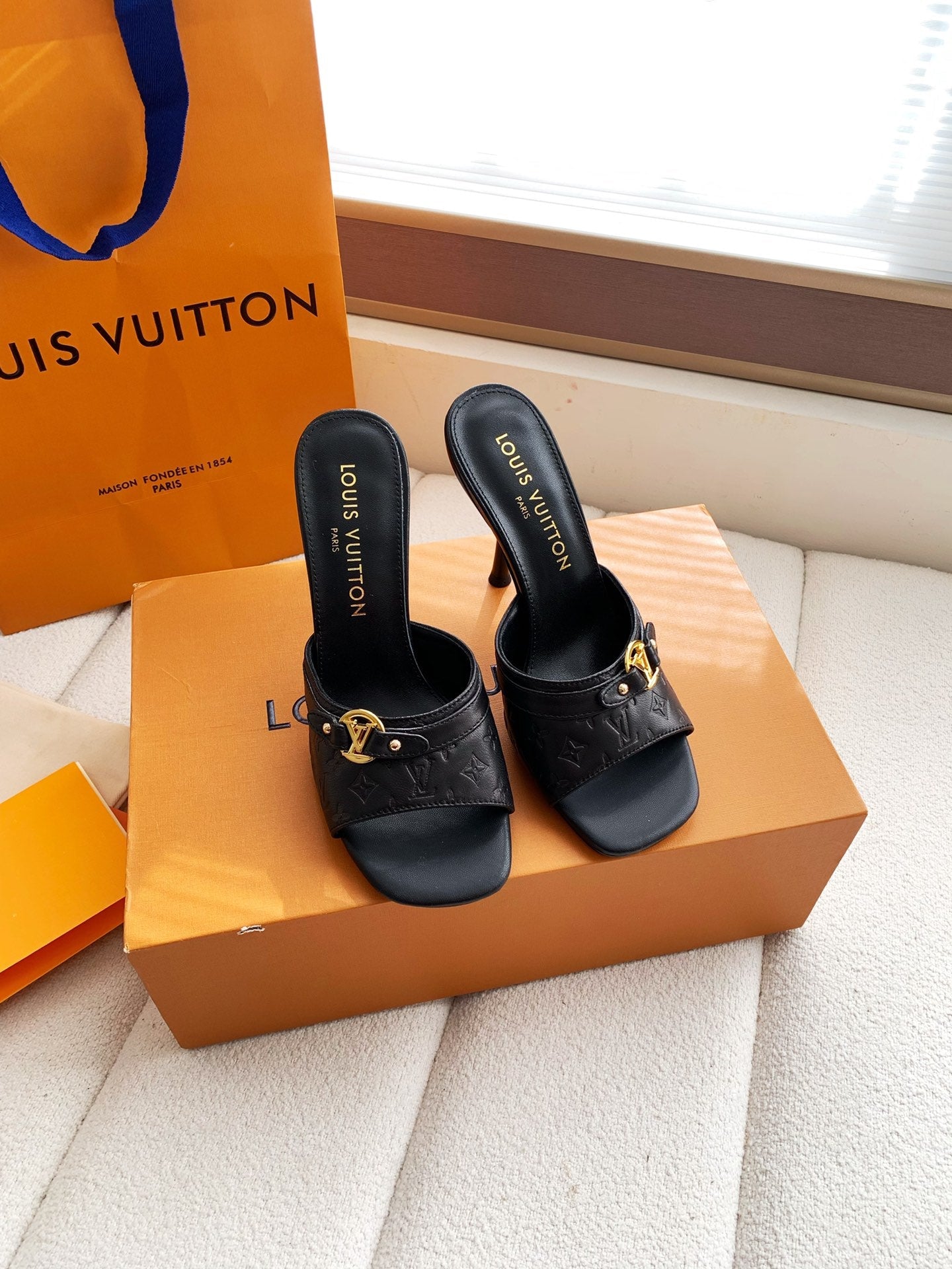 LV 26s High Heels 95 Slippers Black Sheepskin 614985