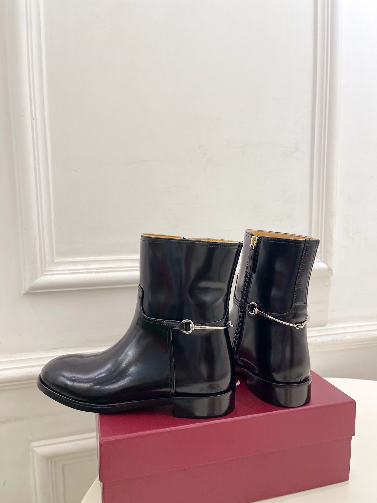 Gucci 25𝐬𝐬 horsebit  ankle boots black patent calfskin 435384